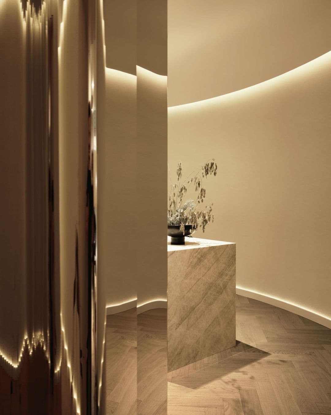 Marble vanity with veining, gold-finished tapware